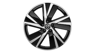 Obręcz kół ze stopu lekkiego Volvo z czarno-srebrnym wieloramiennym wzorem z logo Volvo pośrodku.