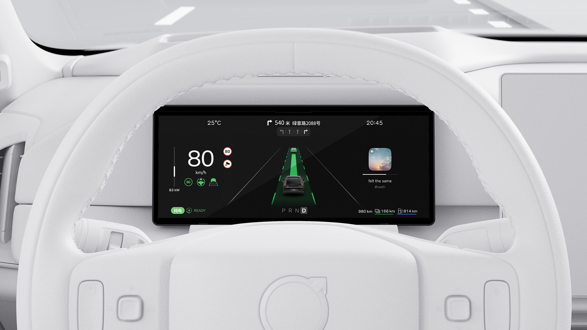 沃尔沃数字驾驶员显示屏的特写视图，显示方向盘后的速度、导航和媒体信息。