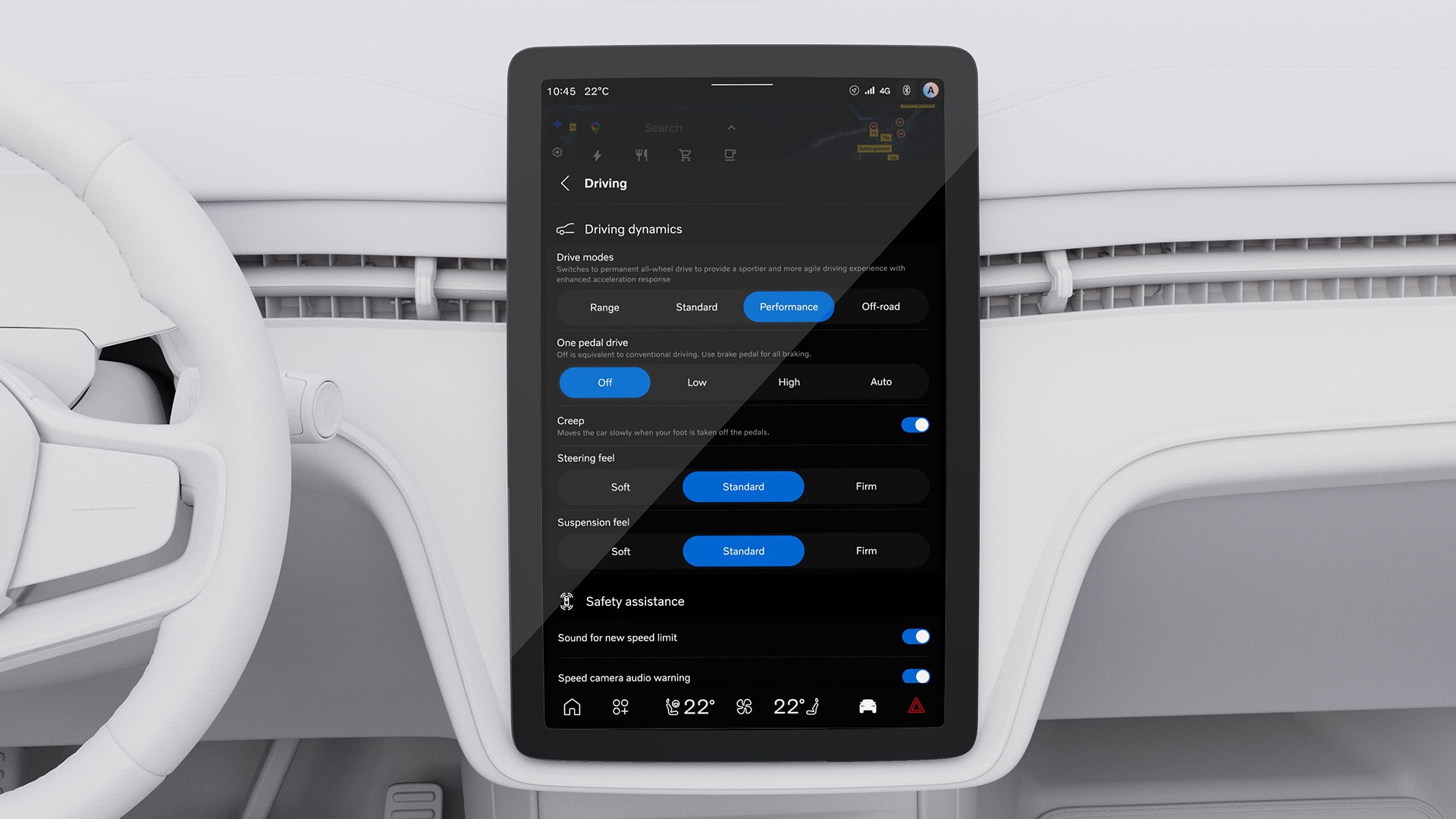 Närbild av en Volvobils centrala pekskärm som visar inställningar för kördynamik och säkerhetsassistans, inklusive körlägen, styrkänsla och varningar.