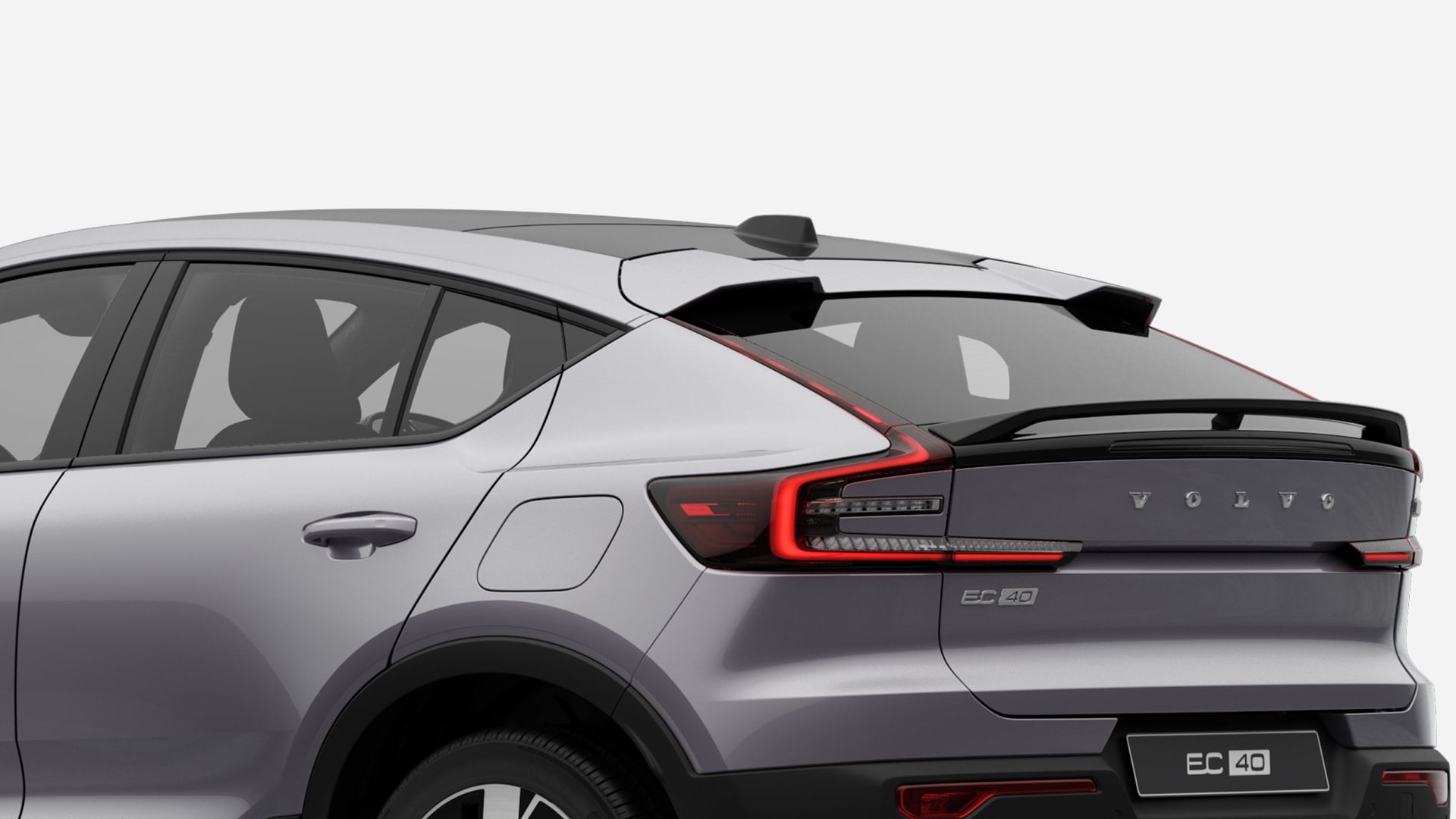 Vue arrière et latérale d’une Volvo EC40, mettant en valeur son design moderne et ses feux arrière distinctifs.