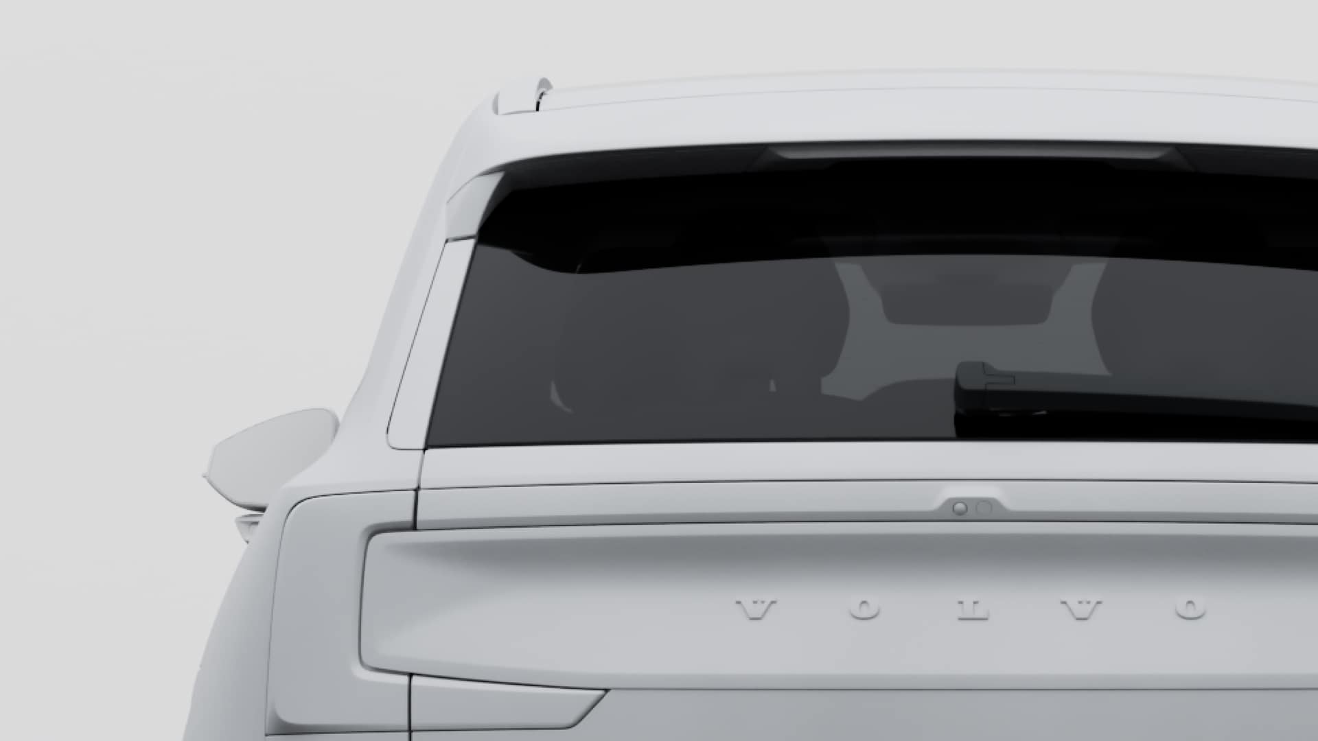 Et Volvo-køretøj set bagfra, der fremhæver bagruden, bagrudeviskeren og Volvo-bogstaverne på bagklappen.