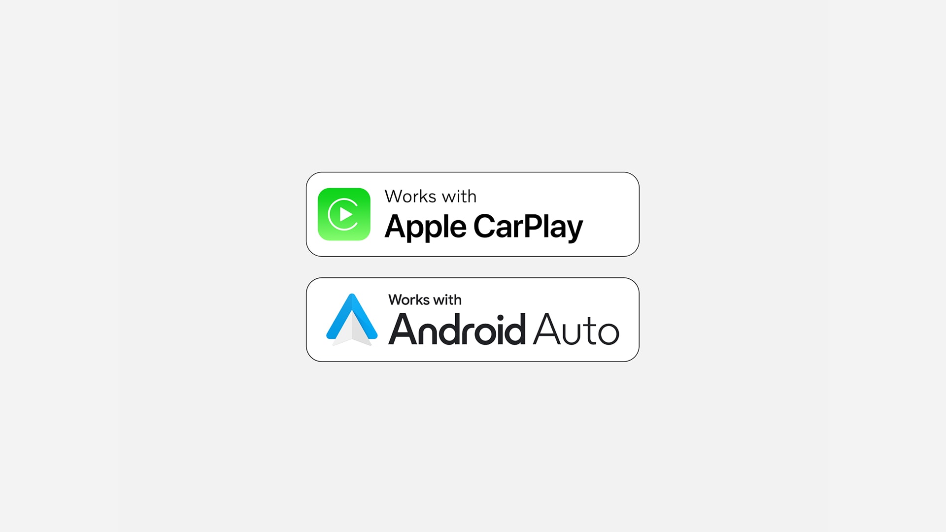 Fungerar med logotyperna Apple CarPlay och Android Auto, vilket indikerar kompatibilitet med dessa anslutningsfunktioner.