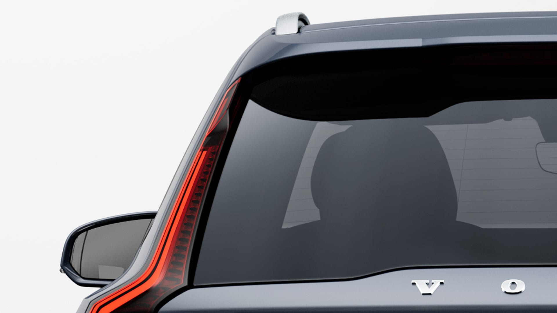 Zbliżenie na tylną część SUV-a Volvo, podkreślające charakterystyczne pionowe światło tylne i tylną szybę.