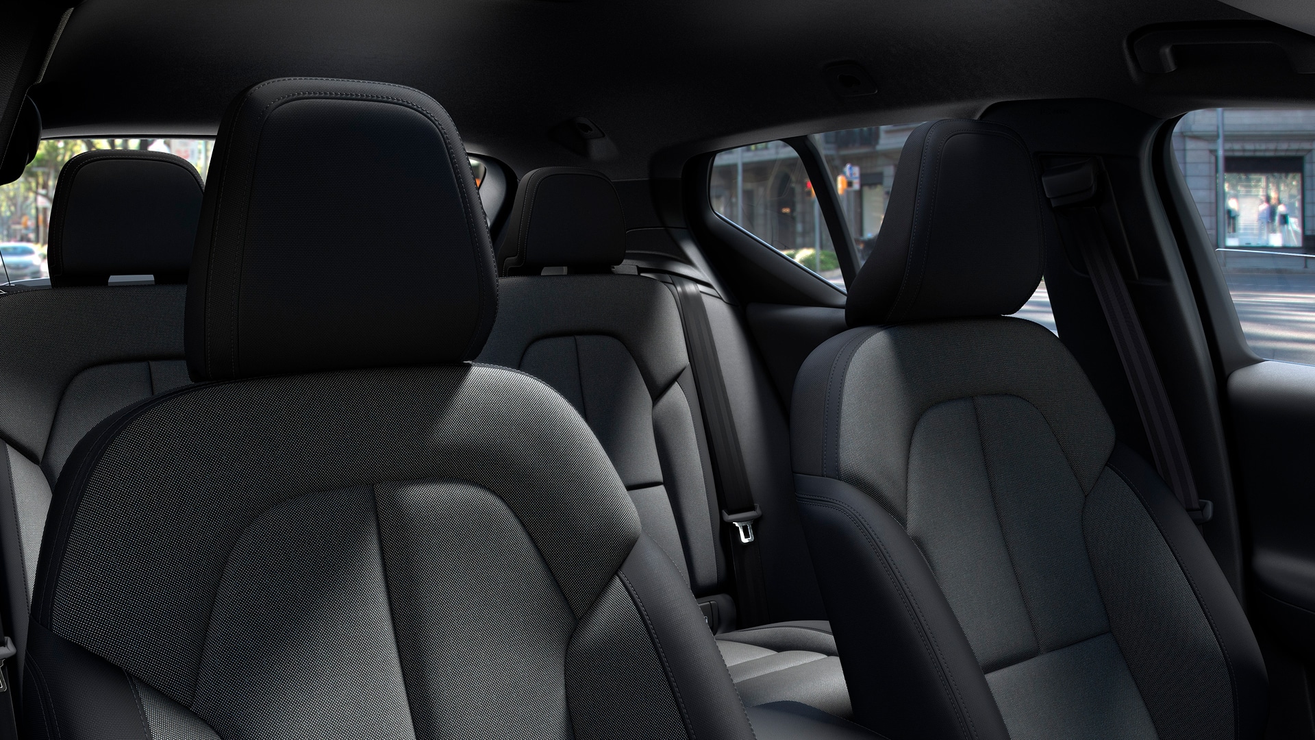 Вид салона автомобиля Volvo, выделяя передние и задние сиденья с обивкой премиум-класса.