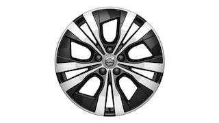 عجلة من المزيج المعدني من فولفو بتصميم عصري متعدد الأضلاع باللونين الأسود والفضي تتميز بشعار فولفو في الوسط.