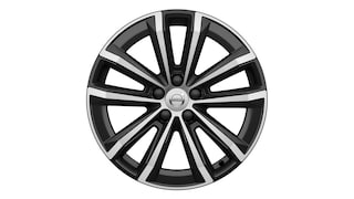 Wieloramienna, czarno-srebrna obręcz kół Volvo ze stopu lekkiego z logo Volvo pośrodku.