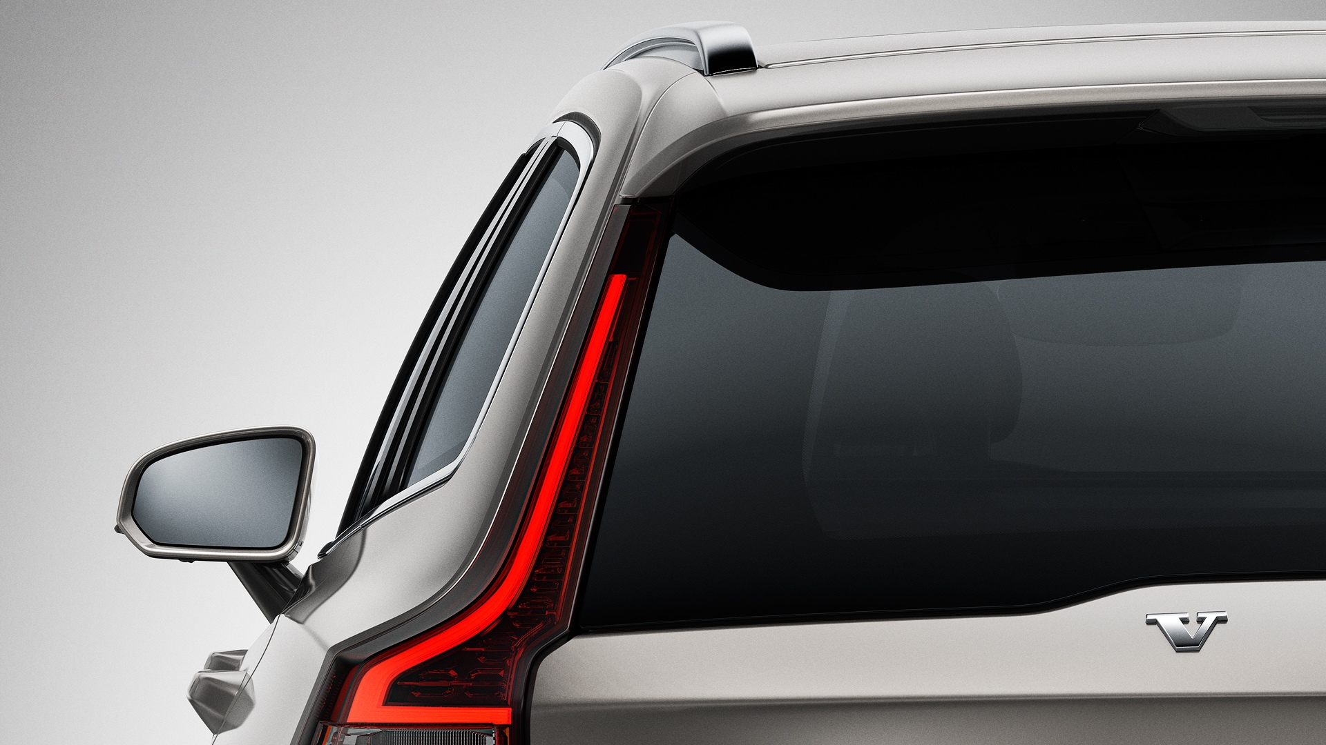 Zbliżenie na tylną część SUV-a Volvo z widocznym charakterystycznym designem świateł tylnych i emblematem Volvo