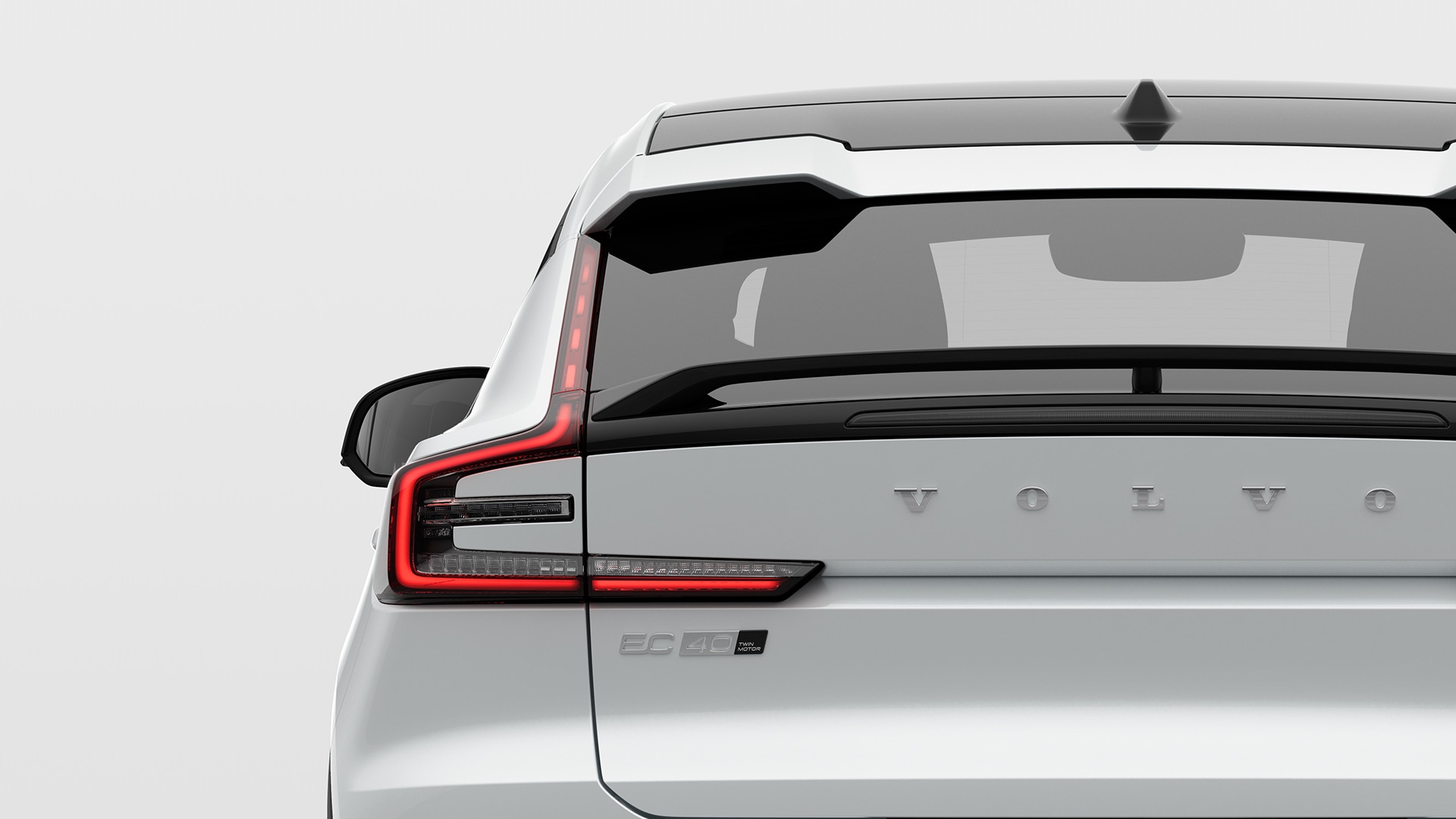 Vista posteriore di una Volvo EC40 Twin Motor bianca, che evidenzia il design delle luci posteriori e il marchio Volvo.