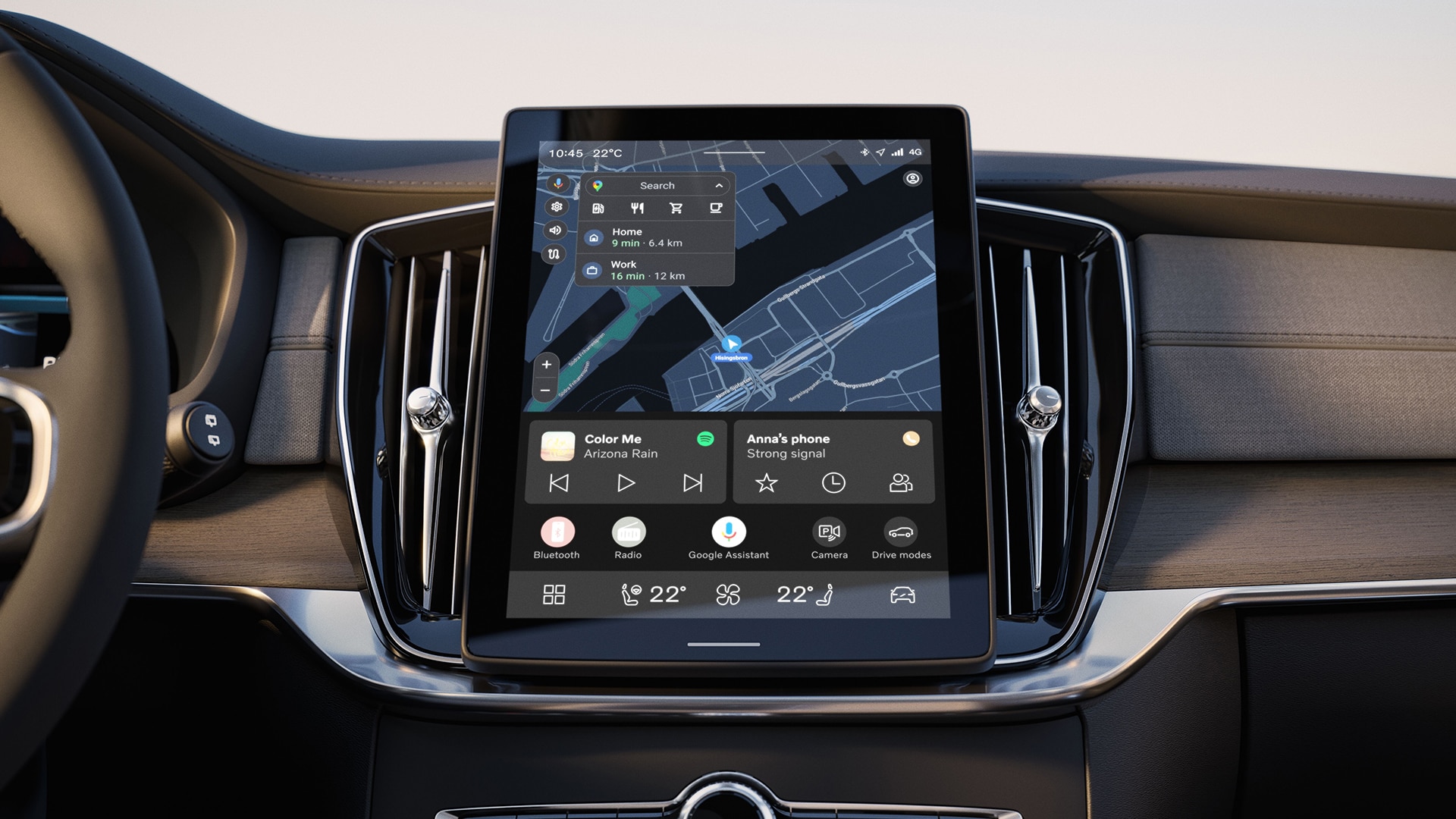 Gros plan sur l’écran tactile central d’une Volvo montrant les fonctions de navigation, de multimédia et de climatisation.