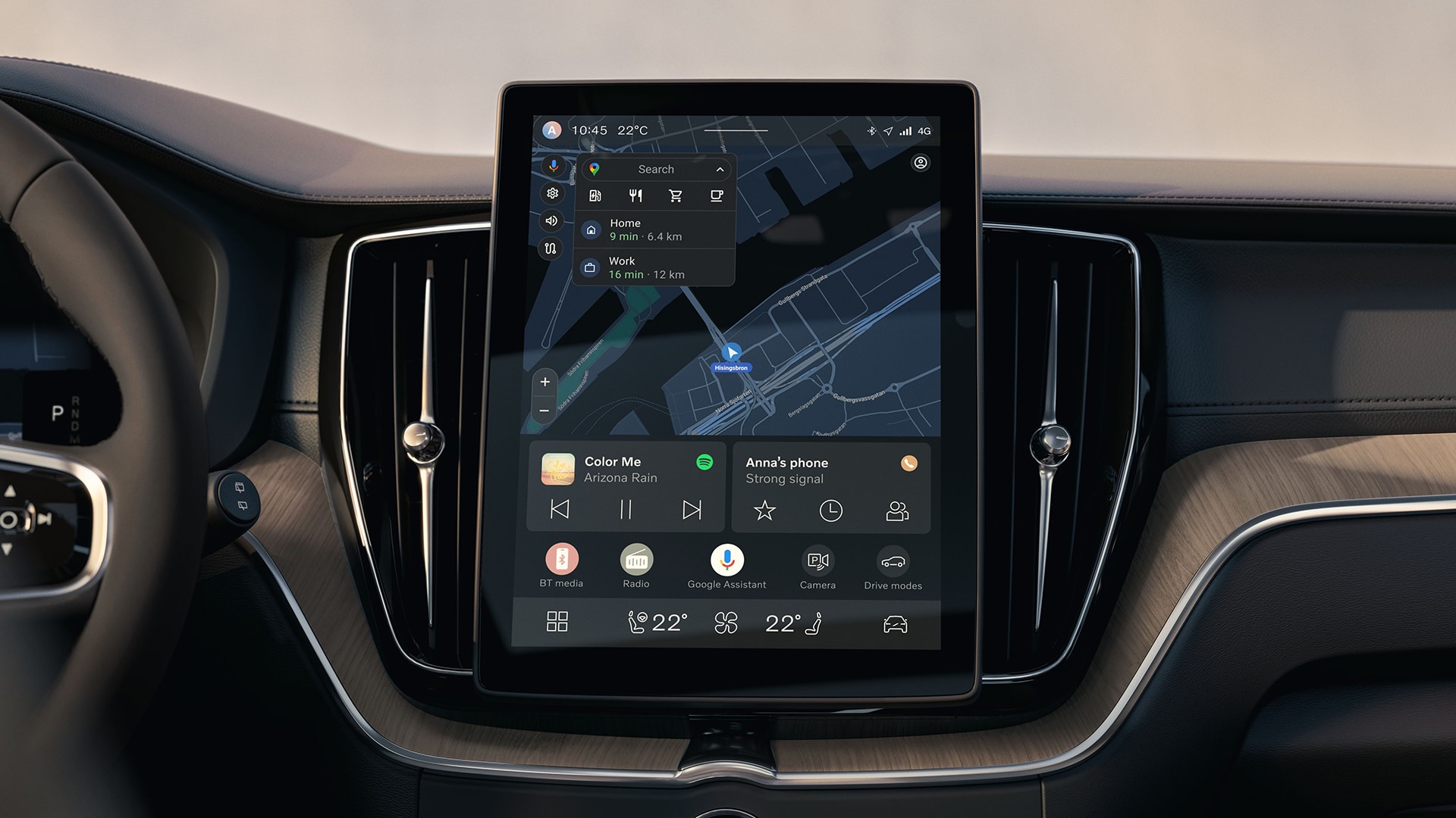 لقطة مقربة للشاشة المركزية التي تعمل باللمس في سيارة فولفو تعرض الملاحة والوسائط واتصال الهاتف وعناصر التحكم في المناخ.
